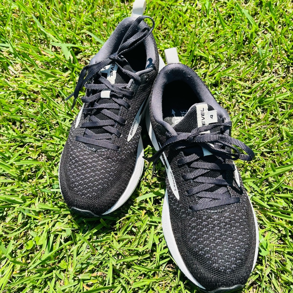 Brooks Revel 4 Women’s Black Athletic Shoes 6.5